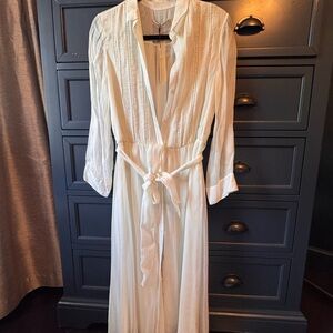 Alice + Olivia Cream Long Sleeve Dress with Elegant Silhouette
